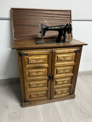 Máquina de coser Alfa antigua con mueble