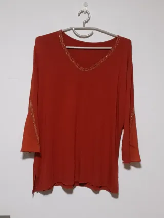 Camiseta roja con adornos dorados