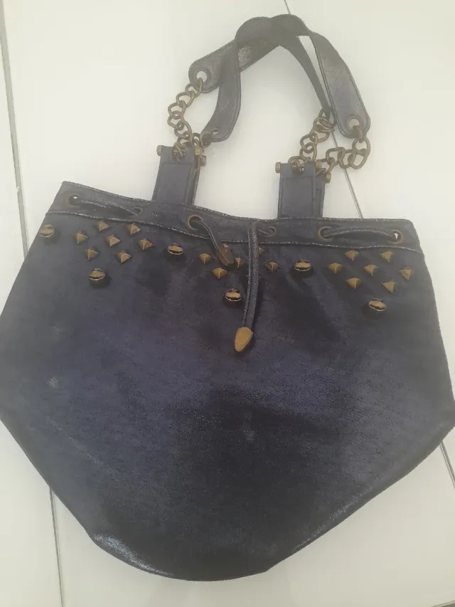 Borsa con borchie dorate