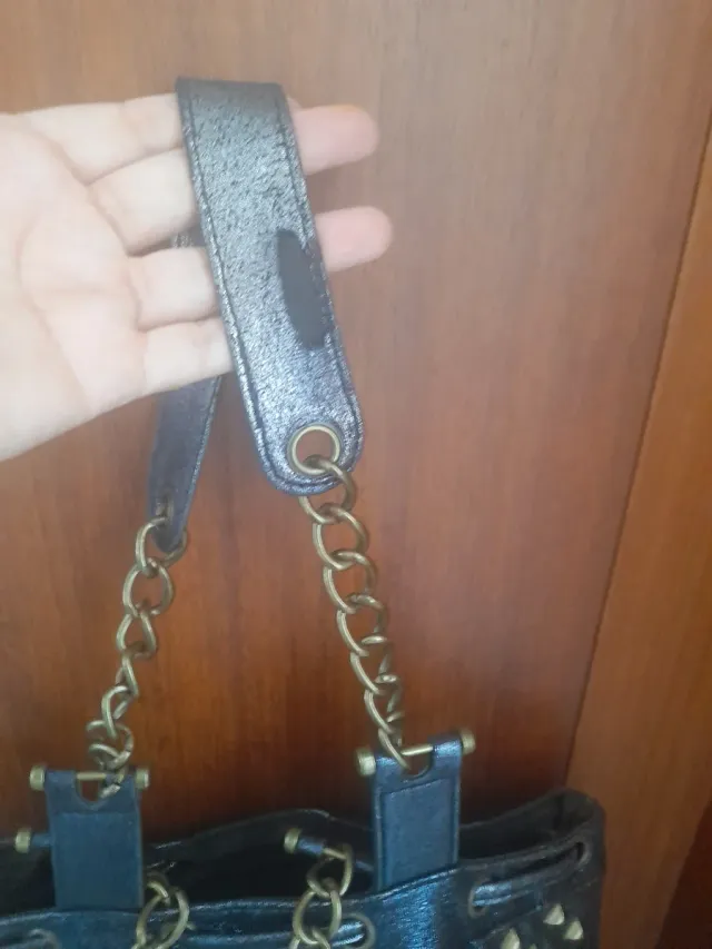 Borsa con borchie dorate