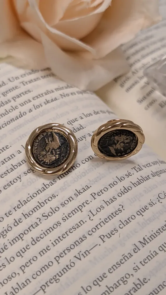 Pendientes antiguos dorados con diseño de moneda