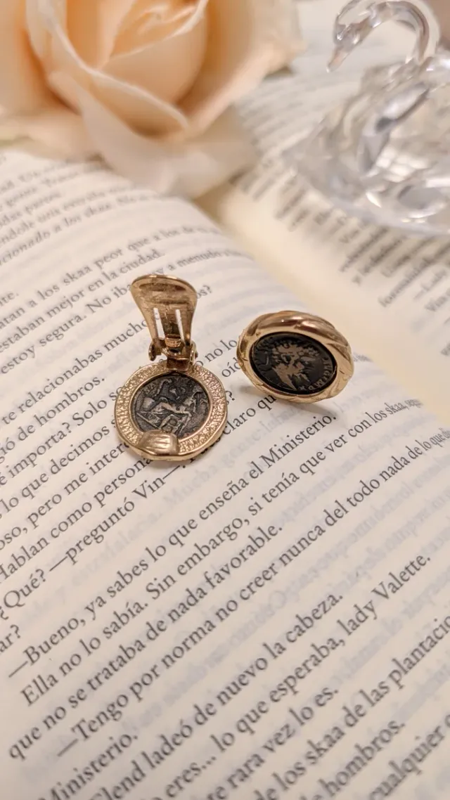 Pendientes antiguos dorados con diseño de moneda