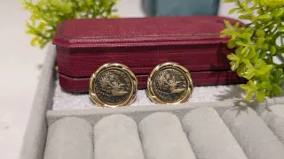 Pendientes antiguos dorados con diseño de moneda