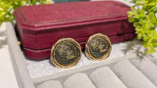 Pendientes antiguos dorados con diseño de moneda