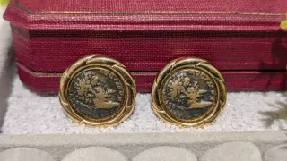 Pendientes antiguos dorados con diseño de moneda