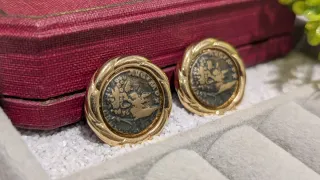 Pendientes antiguos dorados con diseño de moneda