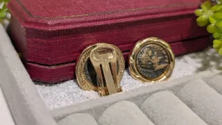 Pendientes antiguos dorados con diseño de moneda