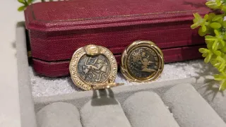 Pendientes antiguos dorados con diseño de moneda