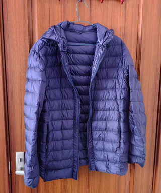 Plumífero hombre azul