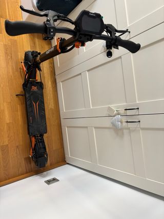 Patinete Eléctrico Naranja y Negro
