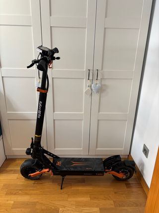 Patinete Eléctrico Naranja y Negro
