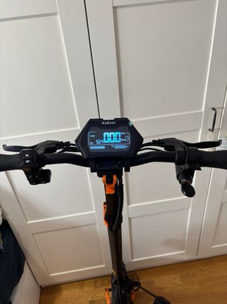 Patinete Eléctrico Naranja y Negro
