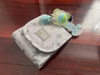 Porta chupete marca Walking Mum