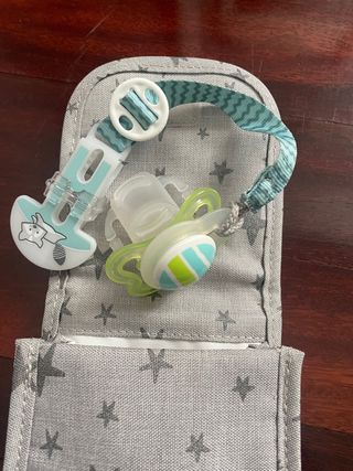 Porta chupete marca Walking Mum