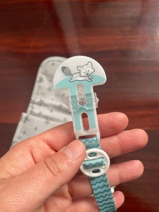 Porta chupete marca Walking Mum