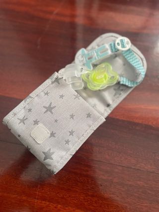 Porta chupete marca Walking Mum