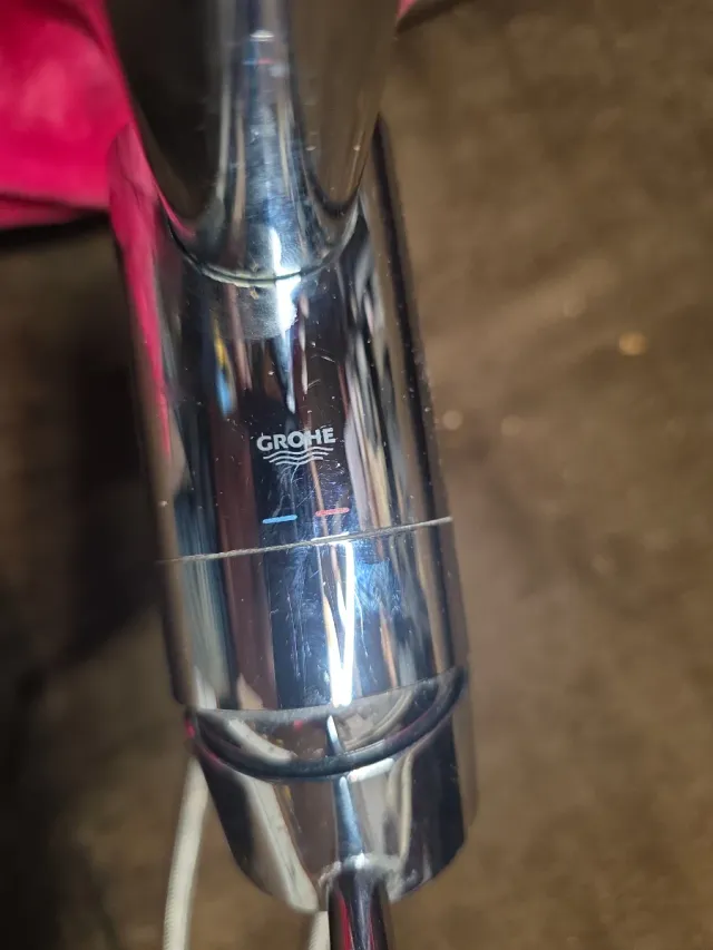 Torneiras de cozinha de punho único em aço cromado.