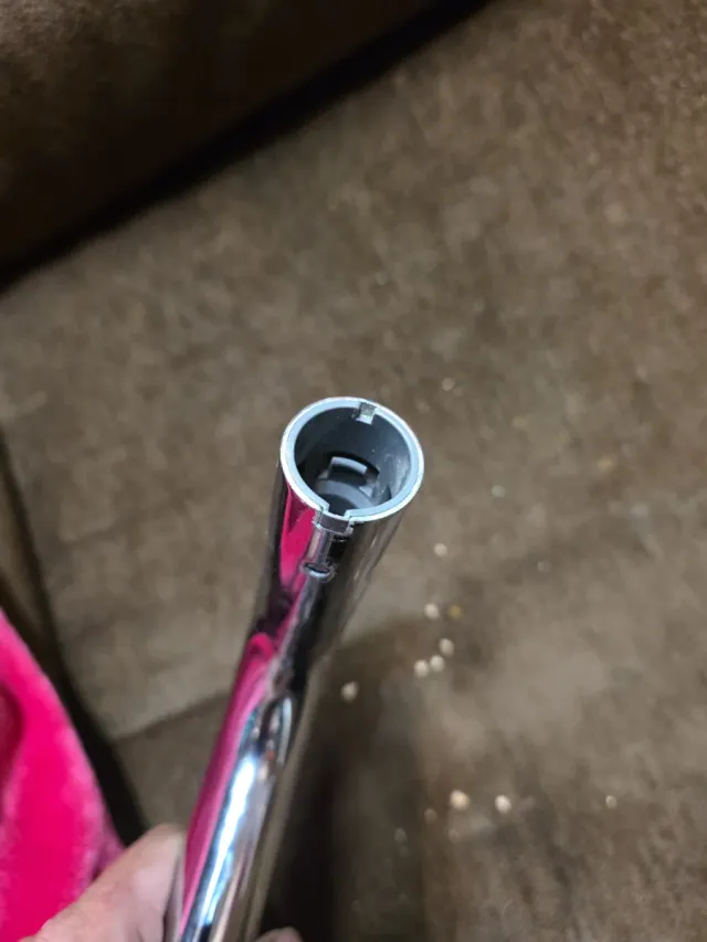 Torneiras de cozinha de punho único em aço cromado.