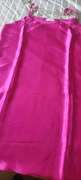 Camisón rosa con bordado floral color Fuxia