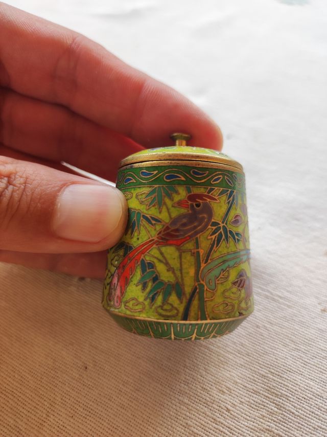 Scatola cloisonné decorata con uccelli