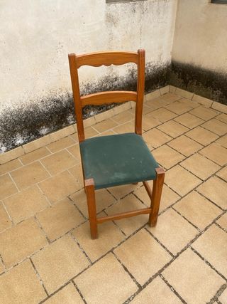 Sillas de madera con asiento verde