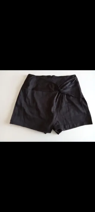 Falda-pantalón negra con nudo