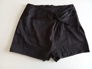 Falda-pantalón negra con nudo