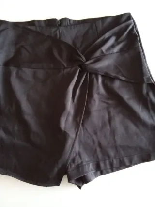 Falda-pantalón negra con nudo