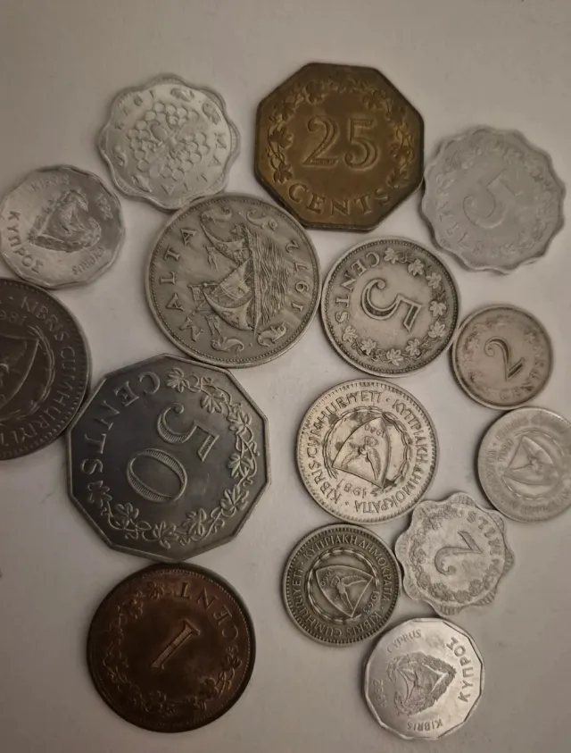 Malta y Chipre 15 monedas antiguas