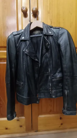 Cazadora de cuero negra