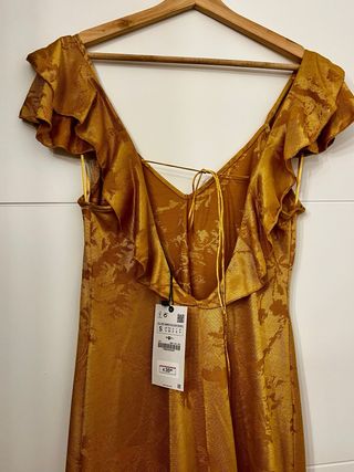 Vestido fiesta mostaza Zara
