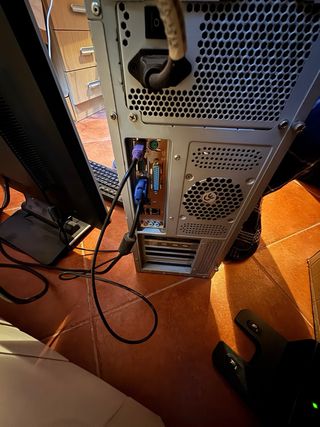 PC sobremesa 240GB SSD con monitor, raton y teclad
