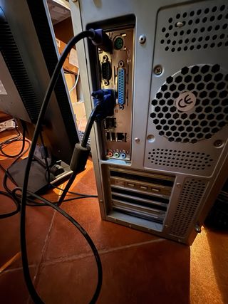 PC sobremesa 240GB SSD con monitor, raton y teclad