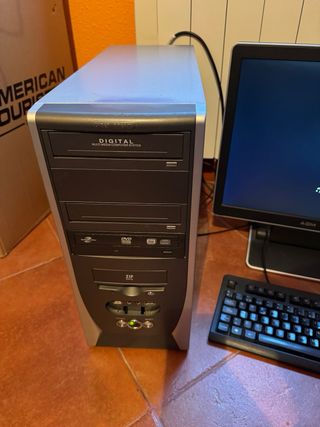 PC sobremesa 240GB SSD con monitor, raton y teclad