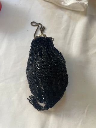 Bolso tipo clutch de estilo elegante y clasico.