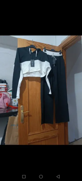 Conjunto chándal crop top y pantalón negro