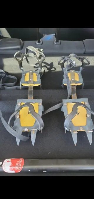 Iolet e ramponi da montagna