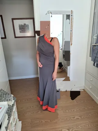 Vestido largo gris con detalles naranja