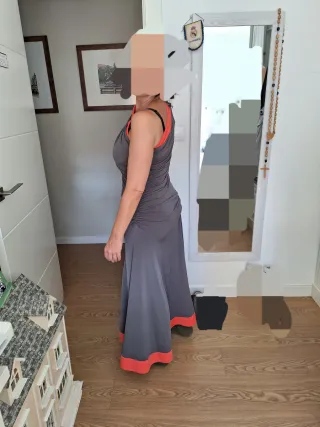 Vestido largo gris con detalles naranja