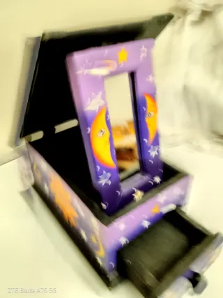 Joyero de madera con espejo y cajón