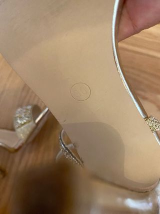 Sandalias doradas con pedrería Talla 38