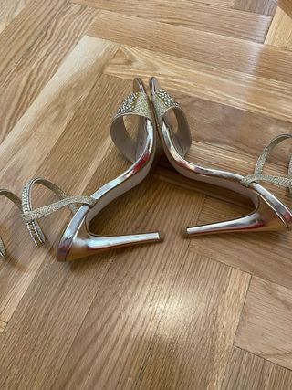 Sandalias doradas con pedrería Talla 38