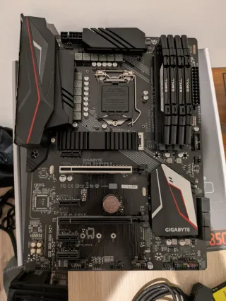 Intel i5 9600k + Gigabyte Gaming X Z390 + 32Gb RAM