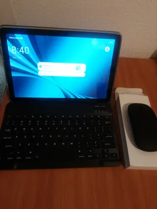 Tablet Qubo Negra con Teclado y Ratón
