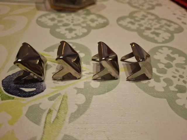 Tachuelas plateadas (distintos tamaños)