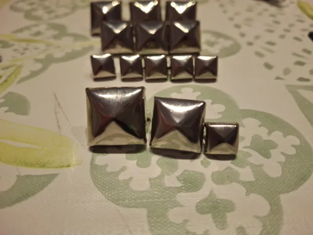 Tachuelas plateadas (distintos tamaños)