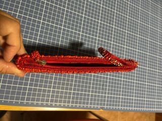 Cartera de mano de cuentas roja y multicolor
