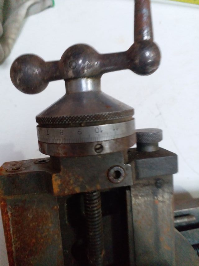 Tornillo de banco antiguo / Carro de mano