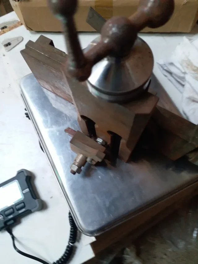 Tornillo de banco antiguo / Carro de mano