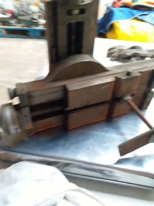 Tornillo de banco antiguo / Carro de mano